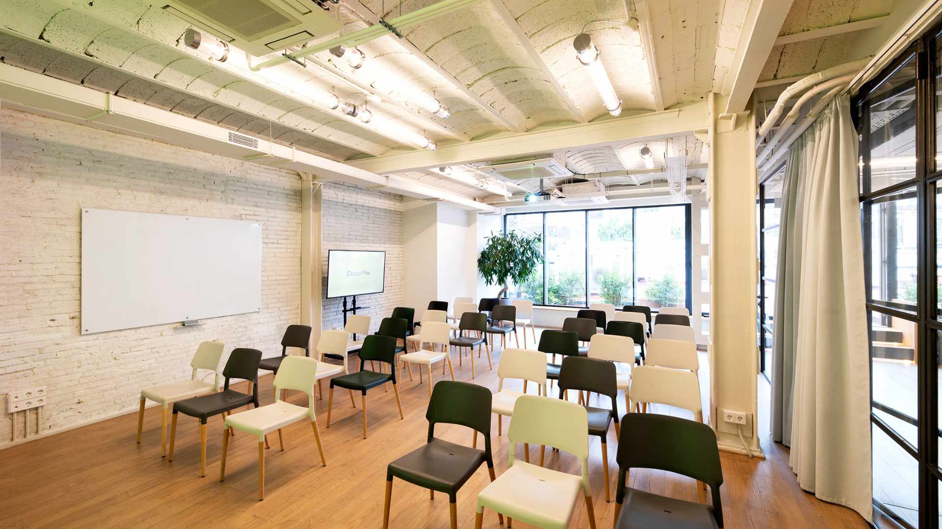 Sala de reuniones estilo workshop en Cloudworks